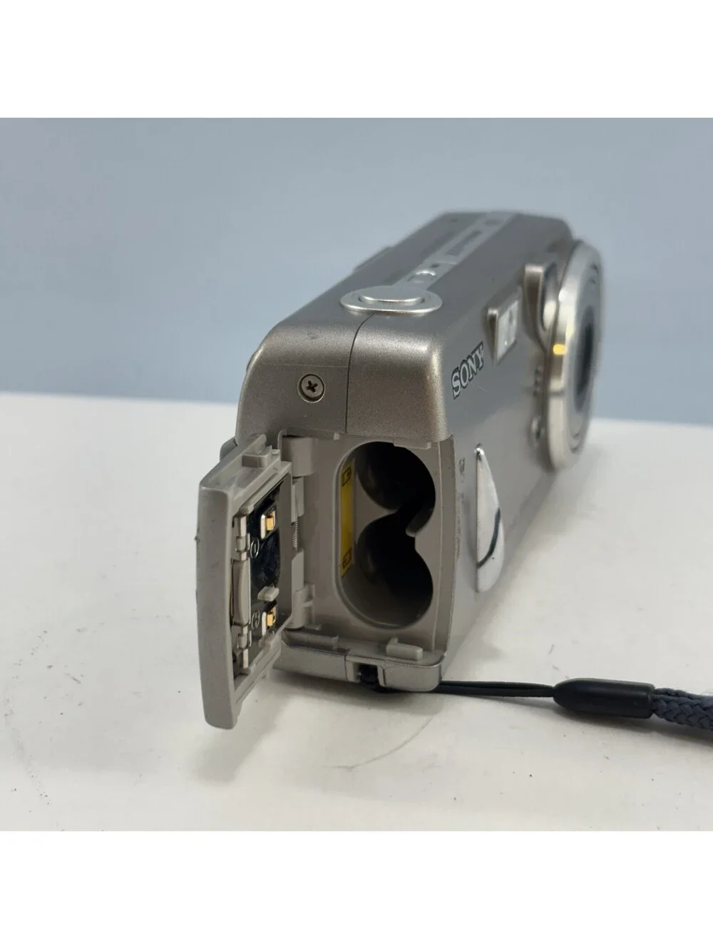 Sony Cybershot DSC-P92 5.0MP Digital Camera [BROKEN LCD - PARTS/REPAIR]